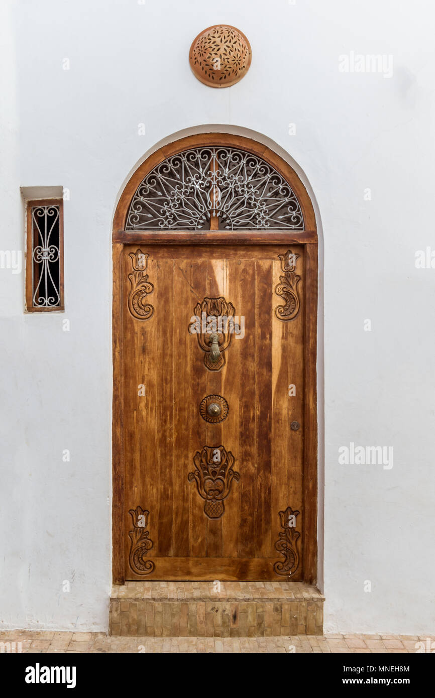 Porte en bois sculpté de style marocain Banque D'Images
