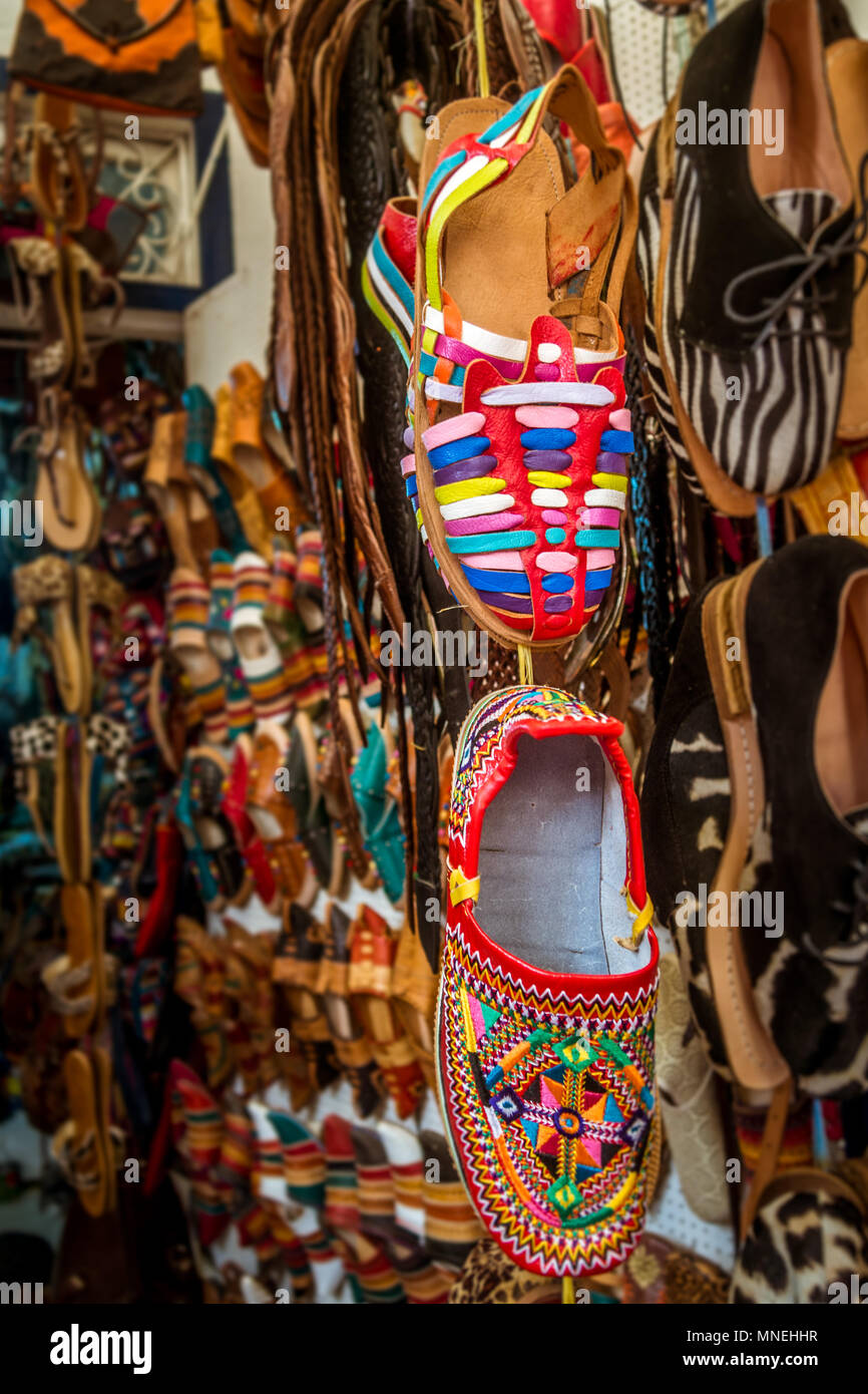 Sandales en cuir coloré dans un souk marocain store Photo Stock - Alamy