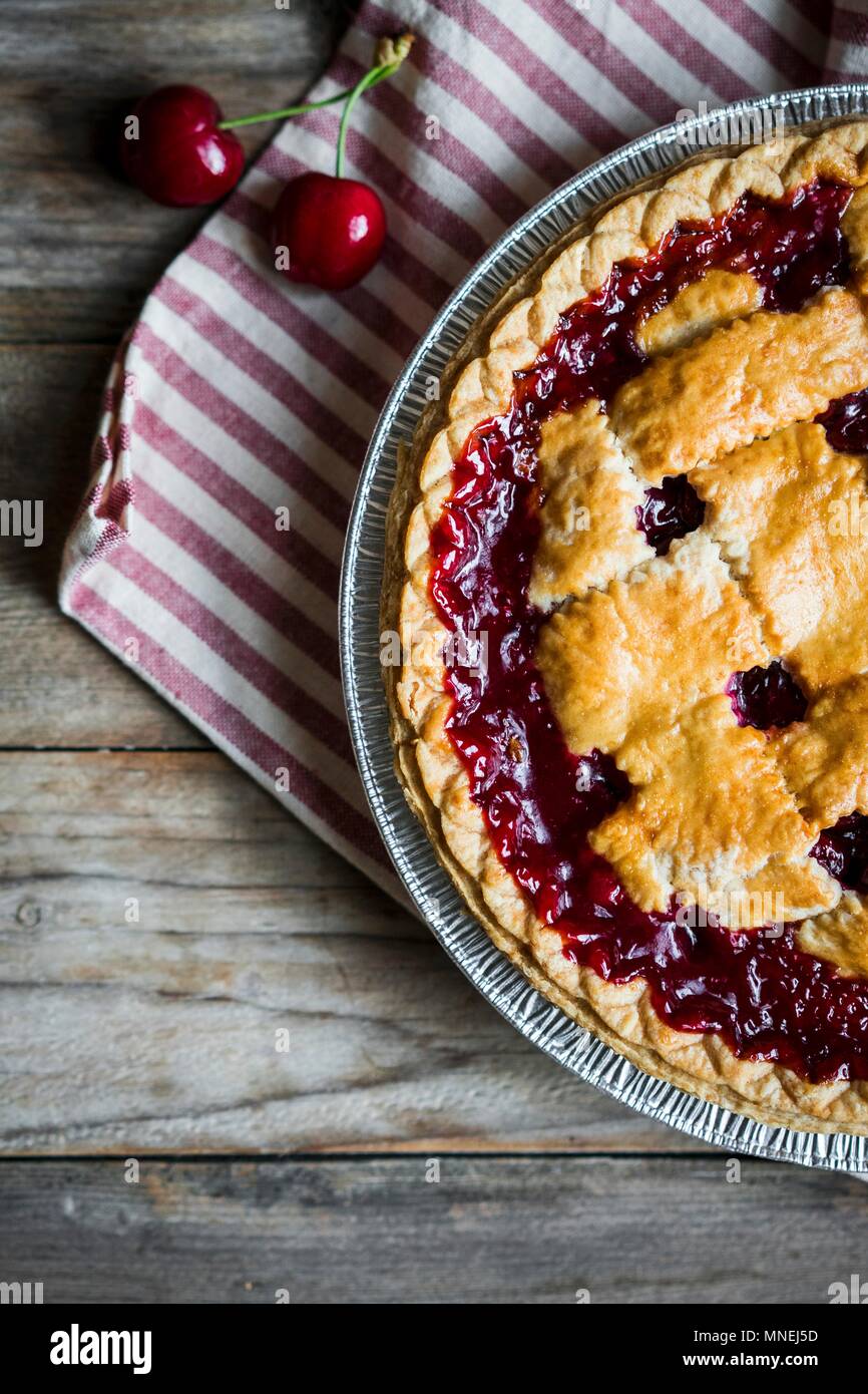 Cherry pie fait maison sur une surface rustique Banque D'Images