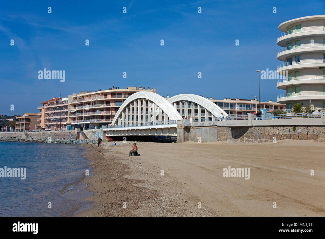 Plage et pont moderne à Sainte-Maxime, Côte d'Azur, département du Var, Provence-Alpes-Côte d'Azur, France Sud, France, Europe Banque D'Images