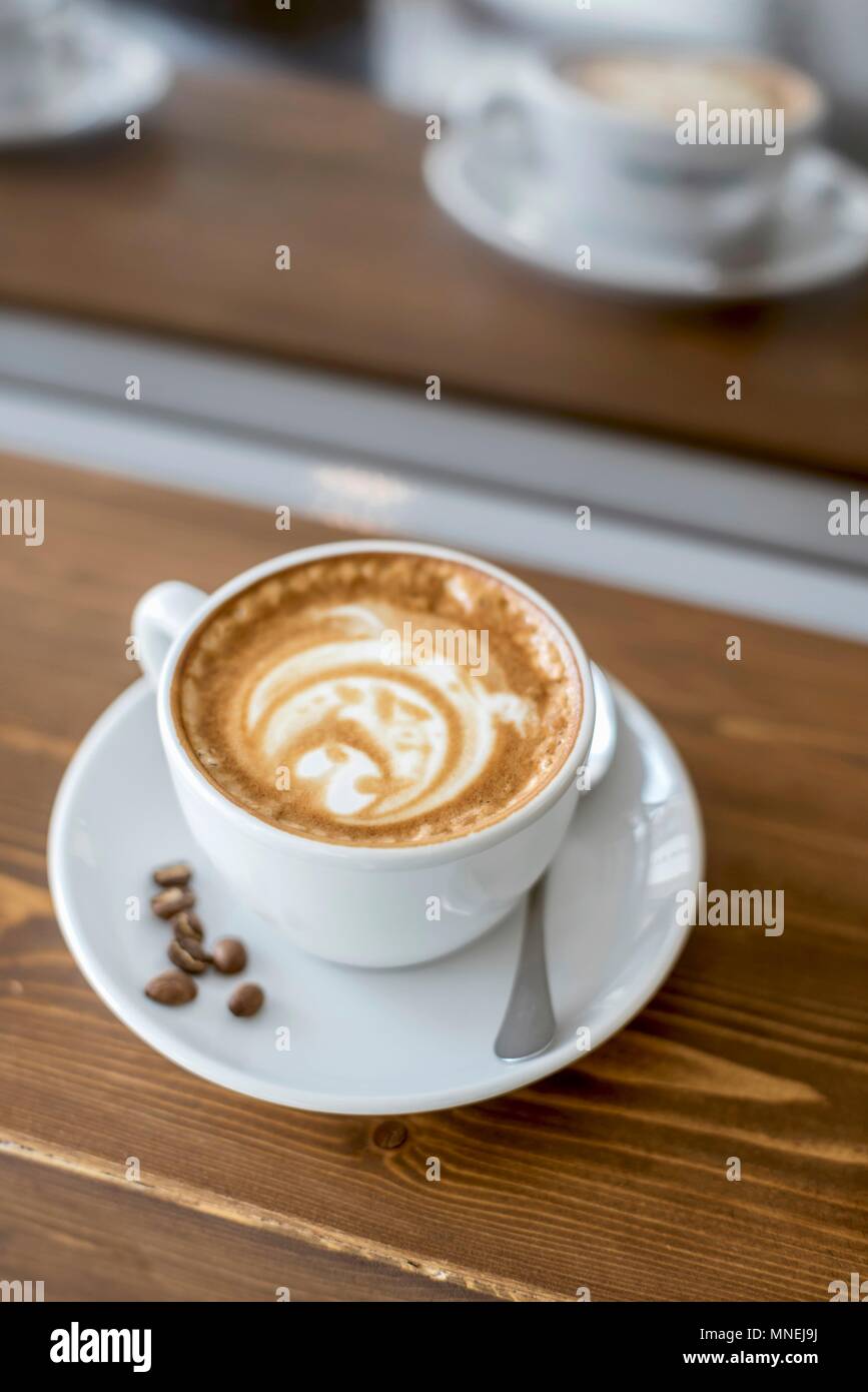Une tasse de Cappuccino avec bulldog latte art Banque D'Images
