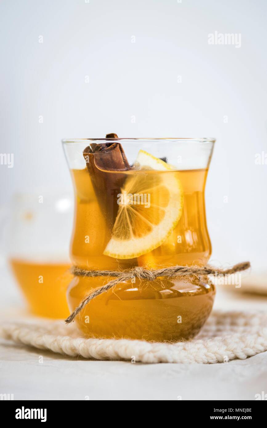 Cidre de pomme avec un bâton de cannelle, citron, miel et vinaigre de pomme Banque D'Images