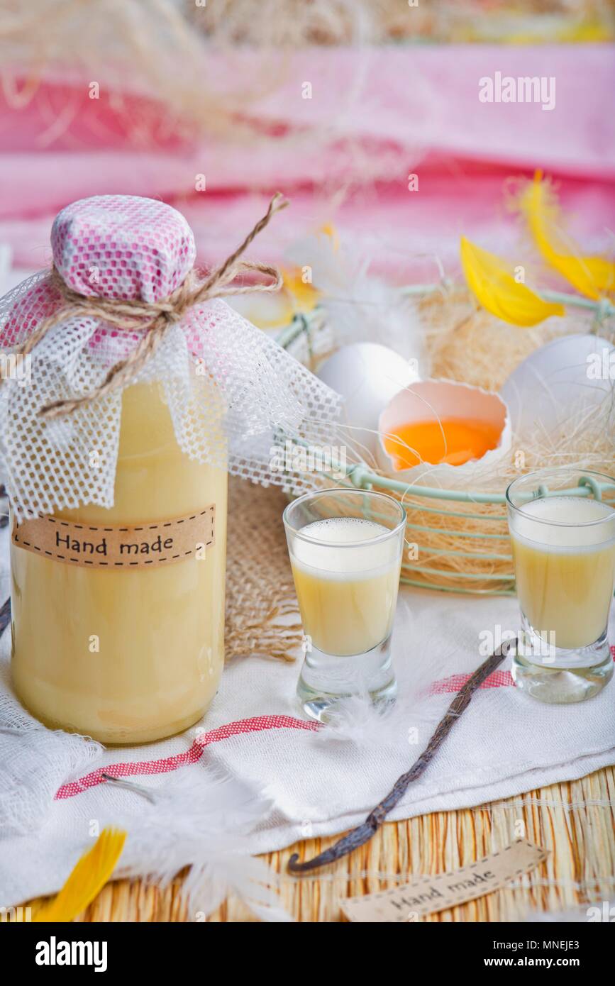 De Lait de poule et un panier d'oeufs frais de fil Banque D'Images