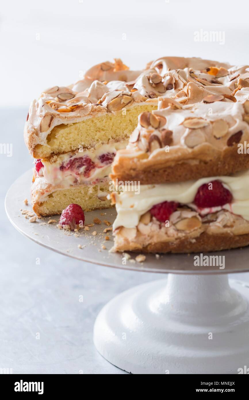 Gateau Rapide A Base De Genoise De Creme Et De Framboises Avec Une Garniture A La Meringue Sur Un Cake Stand Photo Stock Alamy Gateau Rapide A Base De Genoise De Creme Et De Framboises Avec Une Garniture A La Meringue Sur Un Cake Stand Photo Stock Alamy