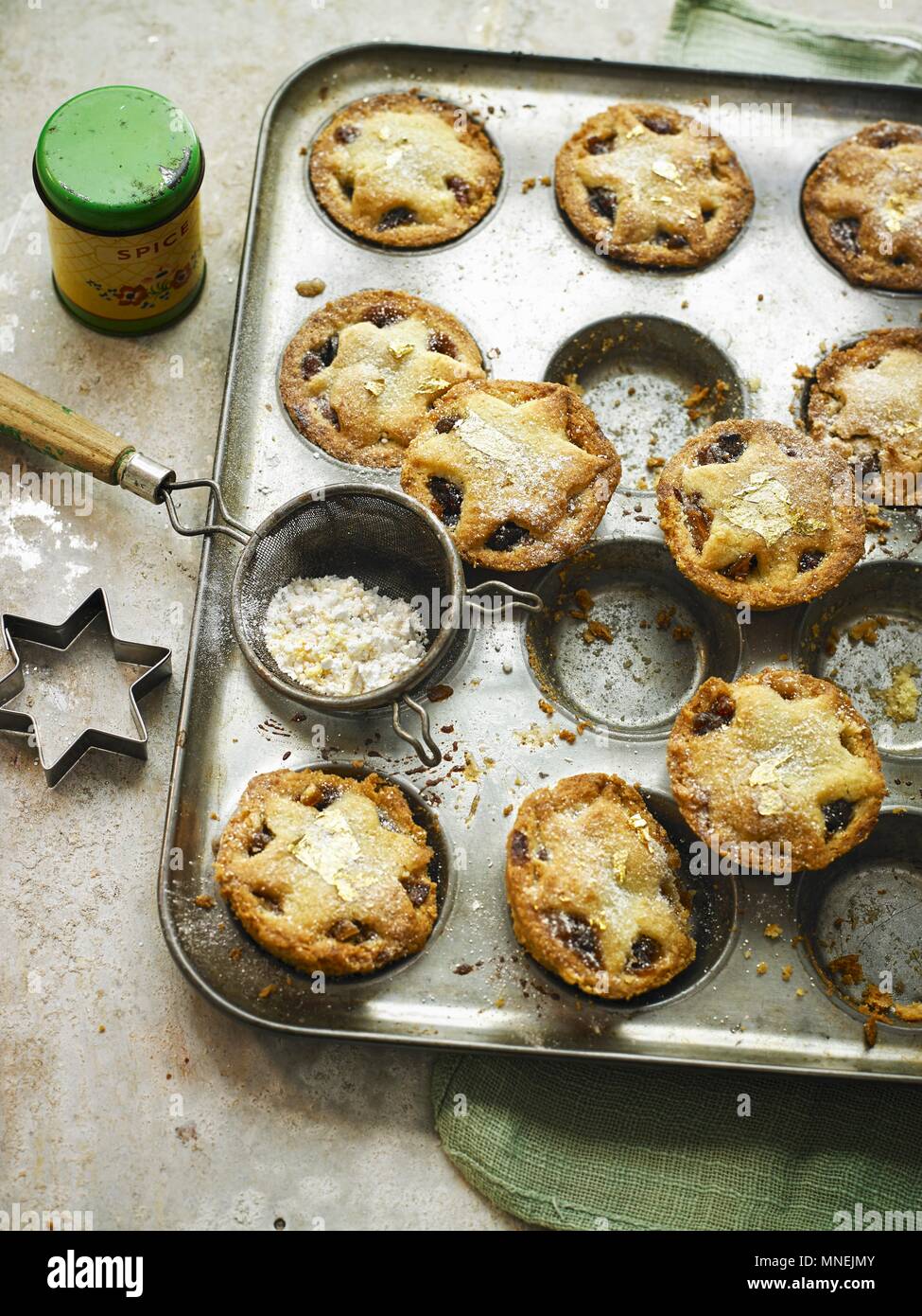 Mince pies dans le moule Banque D'Images