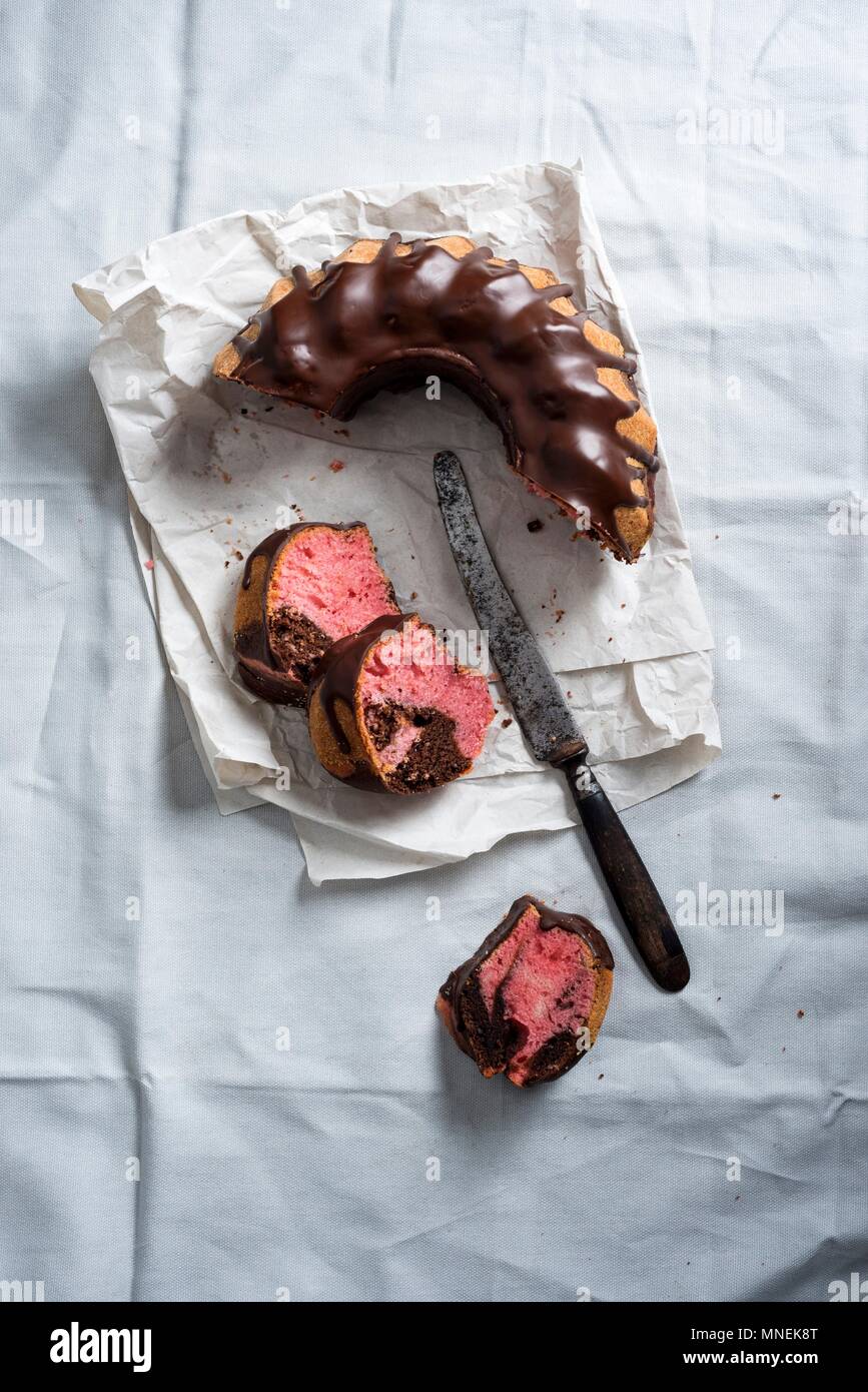 Framboise et chocolat végétalien gugelhupf avec une bière brune glaze Banque D'Images