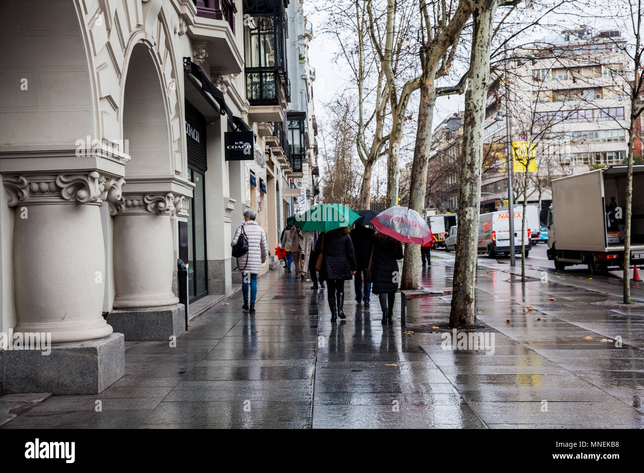 La rue Serrano sur un jour d'hiver pluvieux Banque D'Images