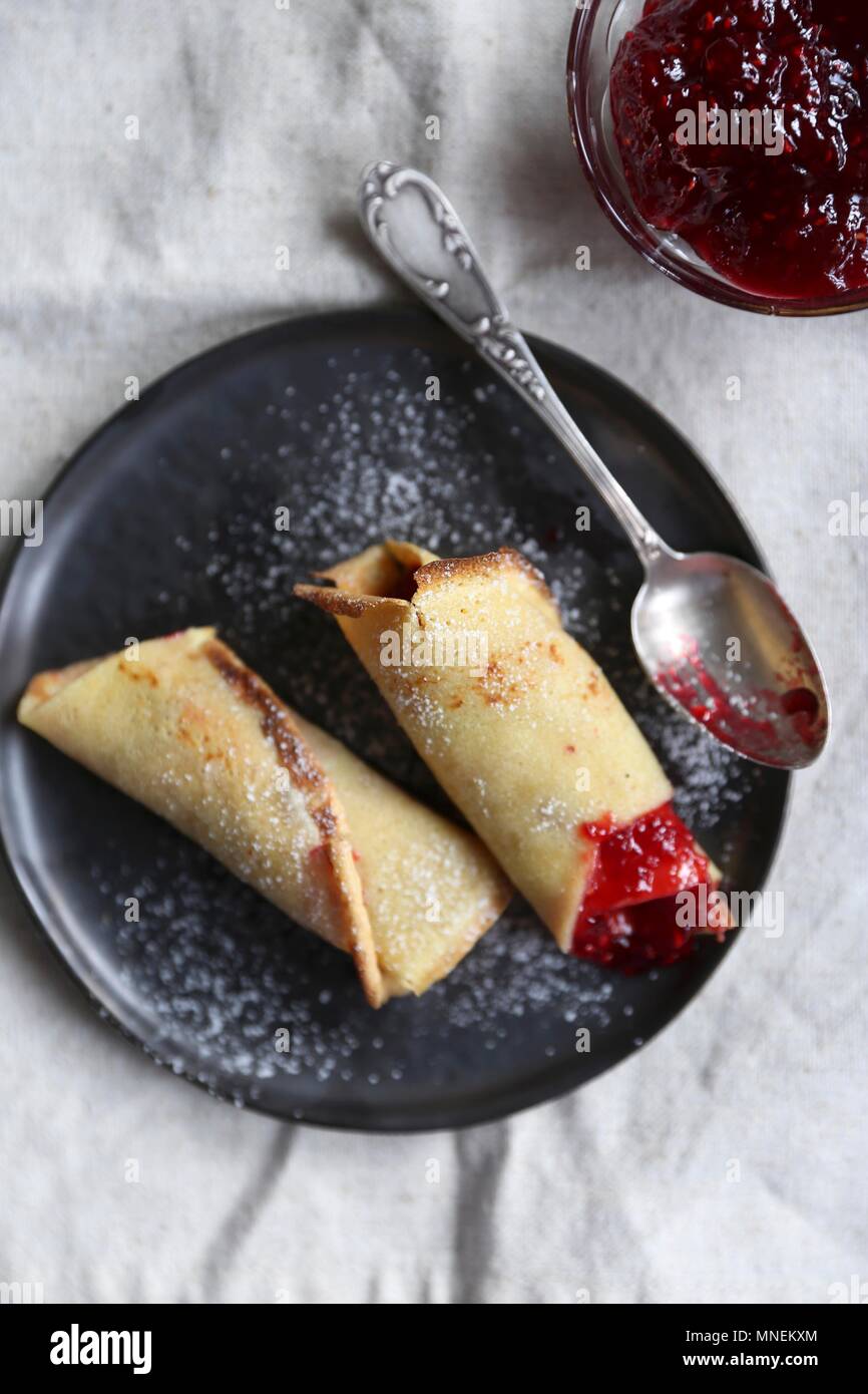 Crêpes avec de la confiture française Banque D'Images