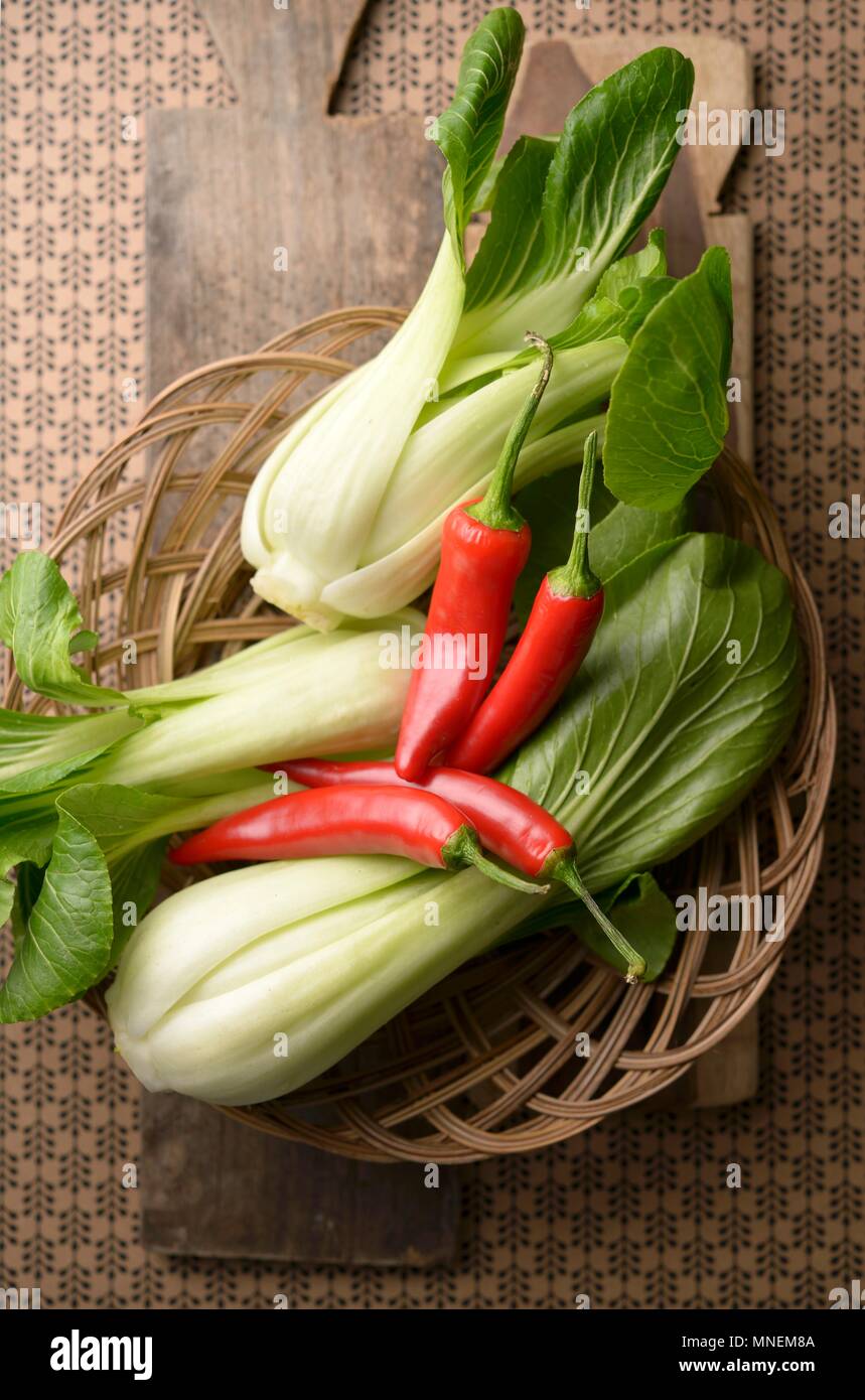 Fresh bok choy et le piment de l'Indonésie Banque D'Images