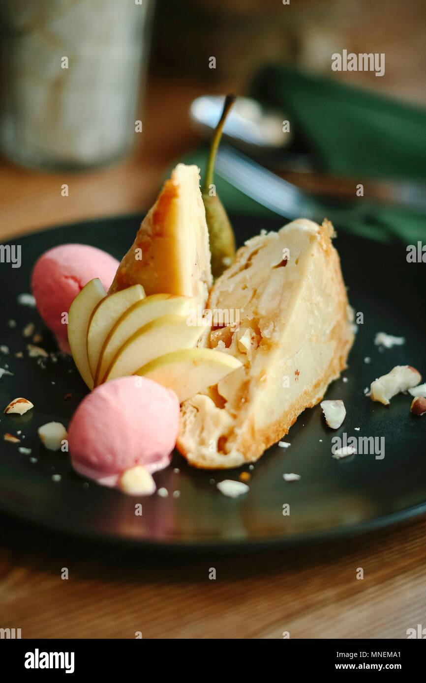 Deux morceaux de poire gâteau à la crème glacée Banque D'Images