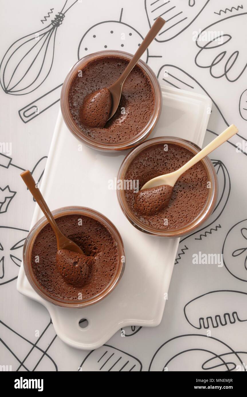 Trois boules de mousse au chocolat avec des cuillères Banque D'Images