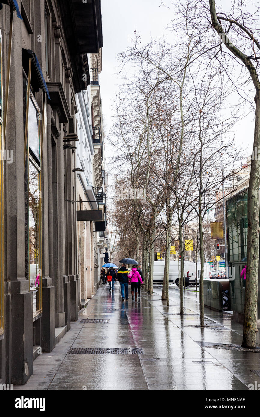 La rue Serrano sur un jour d'hiver pluvieux Banque D'Images
