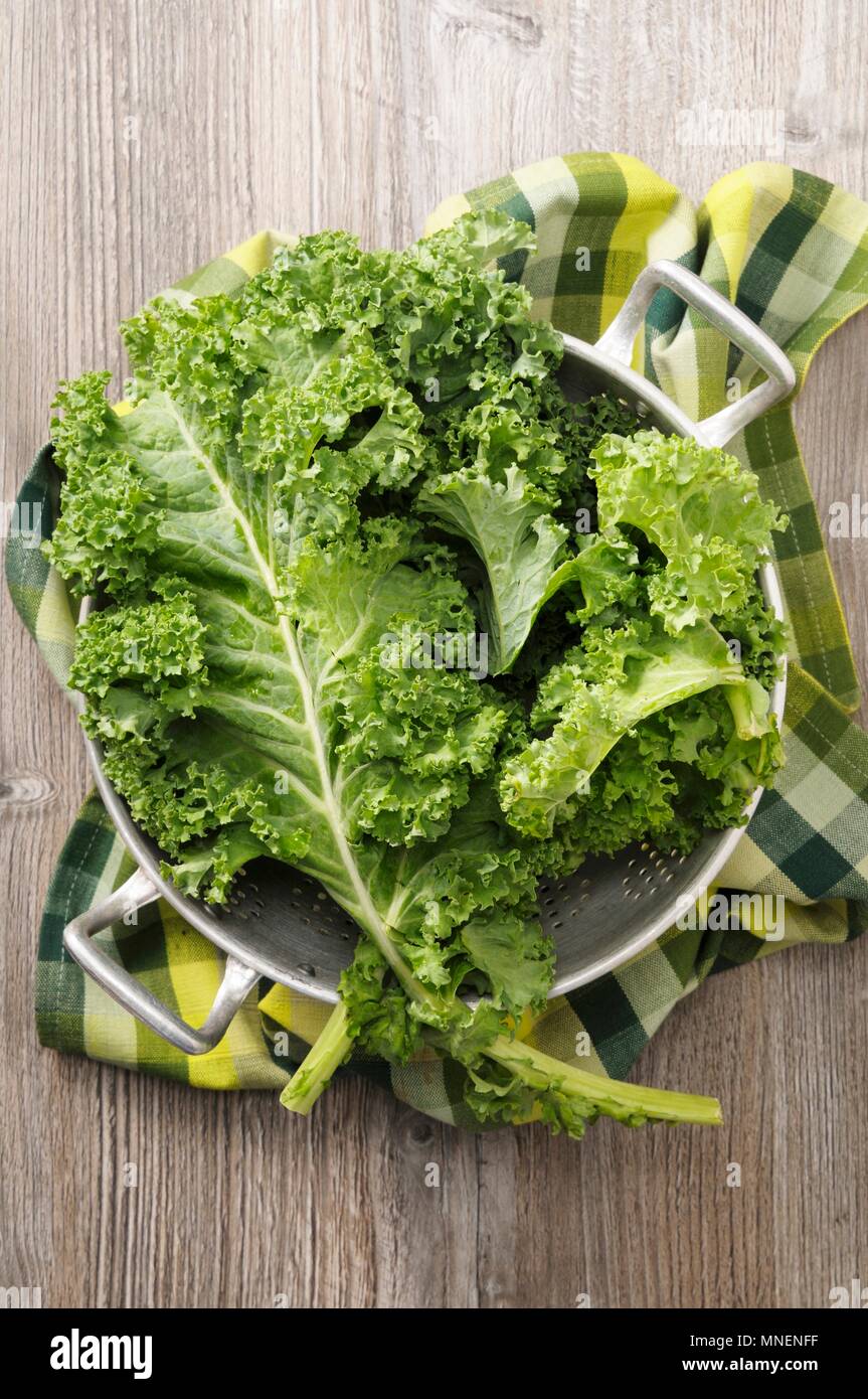 Fresh kale dans une passoire (vu du dessus) Banque D'Images