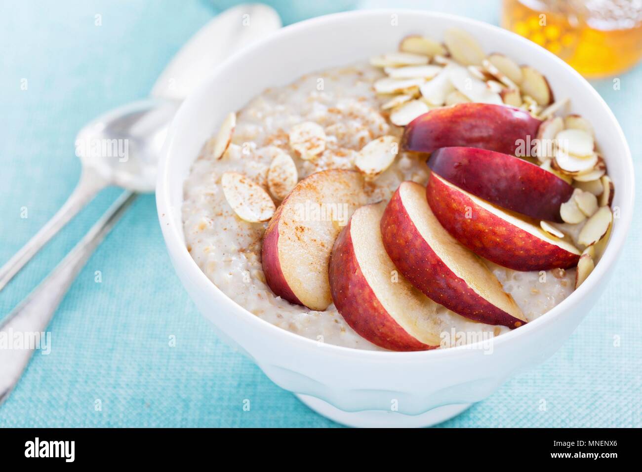 Porridge avec pêche, miel, cannelle et amandes Banque D'Images