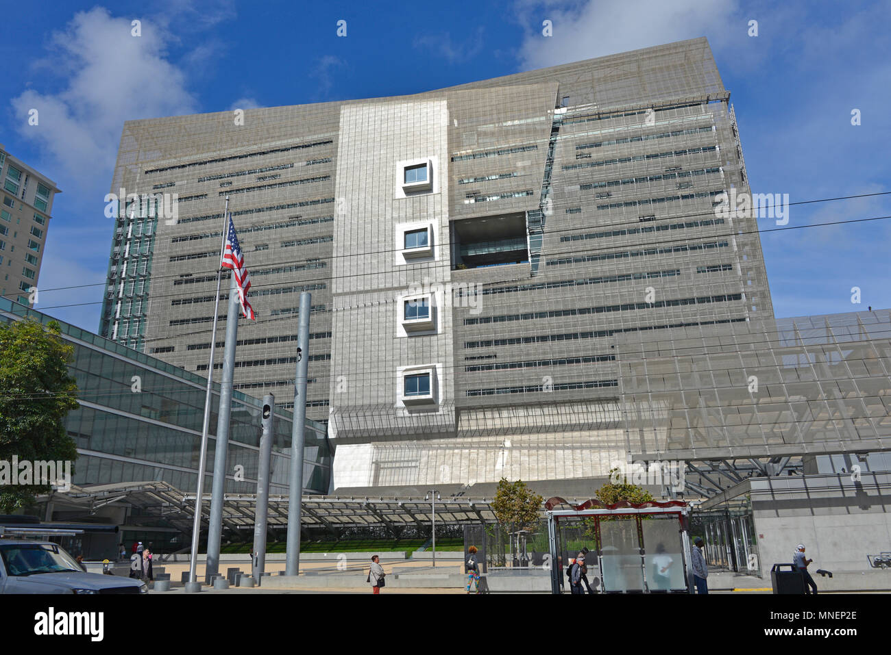 San Francisco Federal Building, vue générale de la façade sud, à partir de la Mission St., illustrant l'architecture déconstructiviste moderniste par Morphosis Banque D'Images