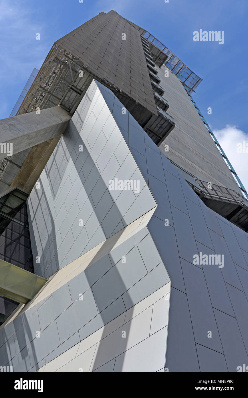 San Francisco Federal Building, détail coin sud-est de la recherche de l'architecture déconstructiviste moderniste, illustrant par Morphosis, San Francisco, CA Banque D'Images