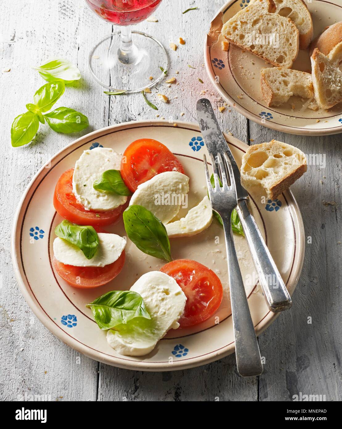 Insalata Caprese (tomates, mozzarella et basilic, Italie) Banque D'Images