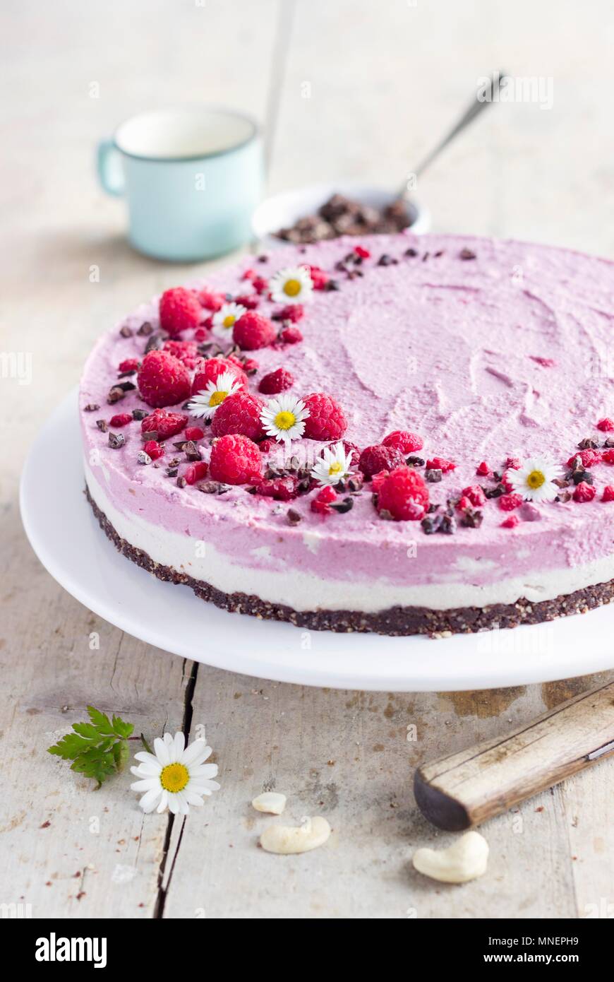 Cheesecake cru avec une crème de framboise et de noix de cajou Banque D'Images