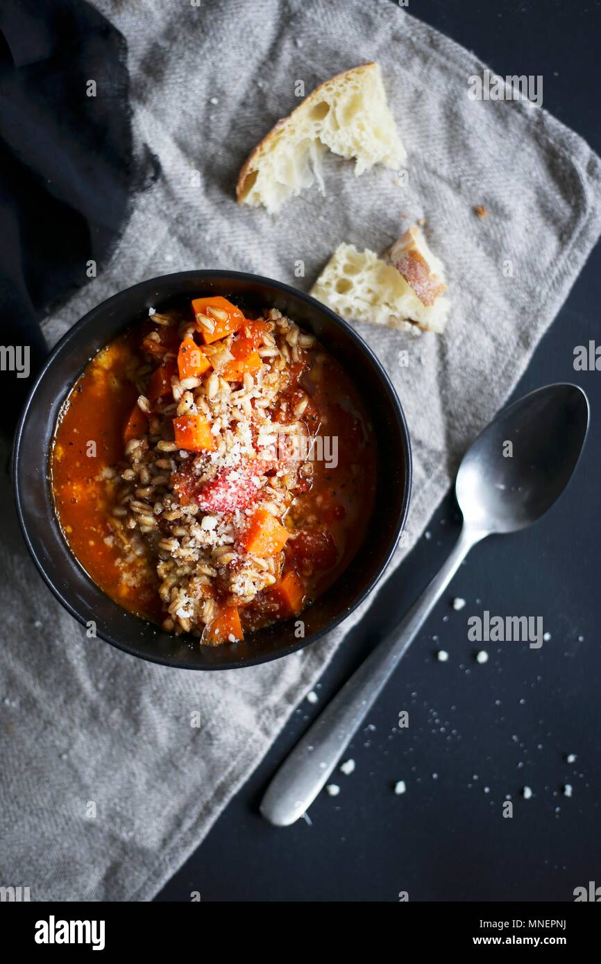 Soupe de tomate avec farro, carotte et fromage parmesan Banque D'Images