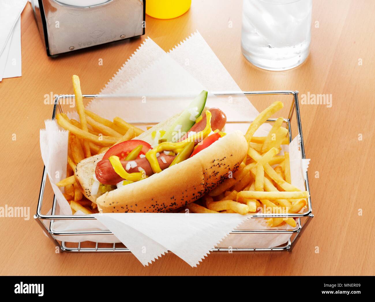 Un Hot-dog avec les Œuvres et les frites dans un panier Métal Banque D'Images