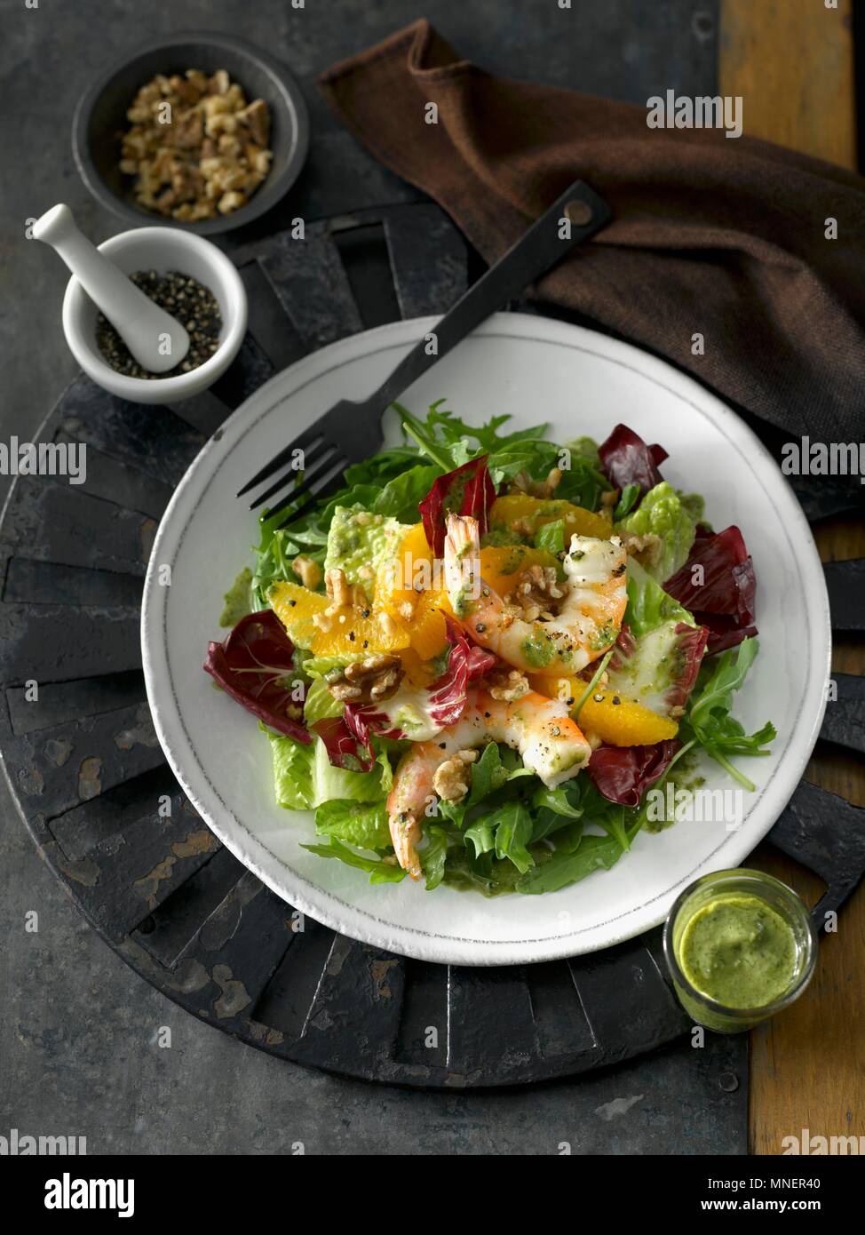 Salade d'hiver avec le radicchio, les crevettes, les oranges, le poivre et une vinaigrette à la moutarde de Dijon Banque D'Images