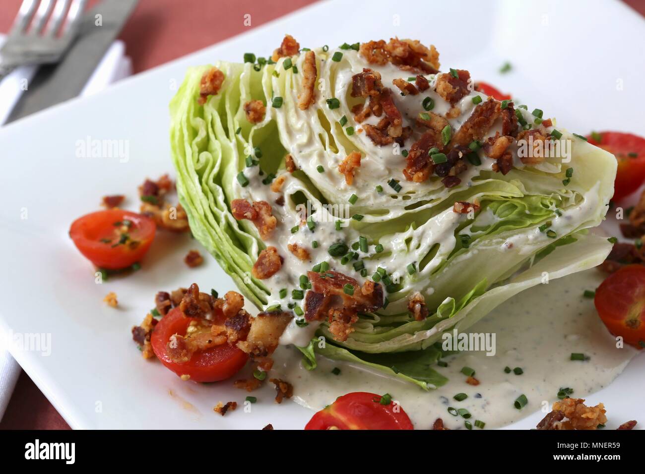 Salade de coin avec bacon, fromage bleu et tomates cerises Banque D'Images