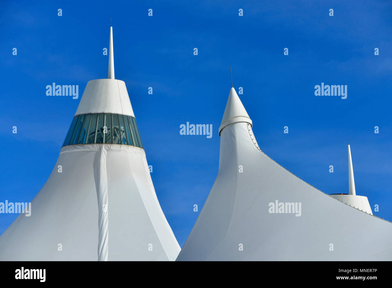 L'Aéroport International de Denver's Terminal Jeppesen, montrant les sommets des "structures de la tente' toit en toile tendue, Denver, Colorado, USA Banque D'Images