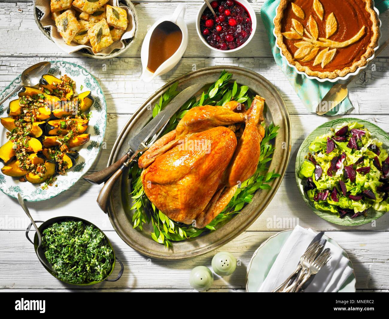 Thanksgiving dinde rôtie avec côtés (vu de dessus) Banque D'Images