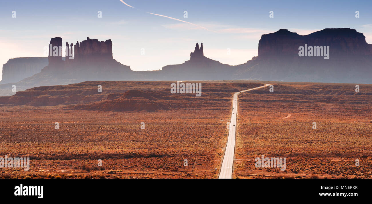 Road dans le désert de l'Utah avec plateaux de montagne, buttes ou mesasthématiques Banque D'Images