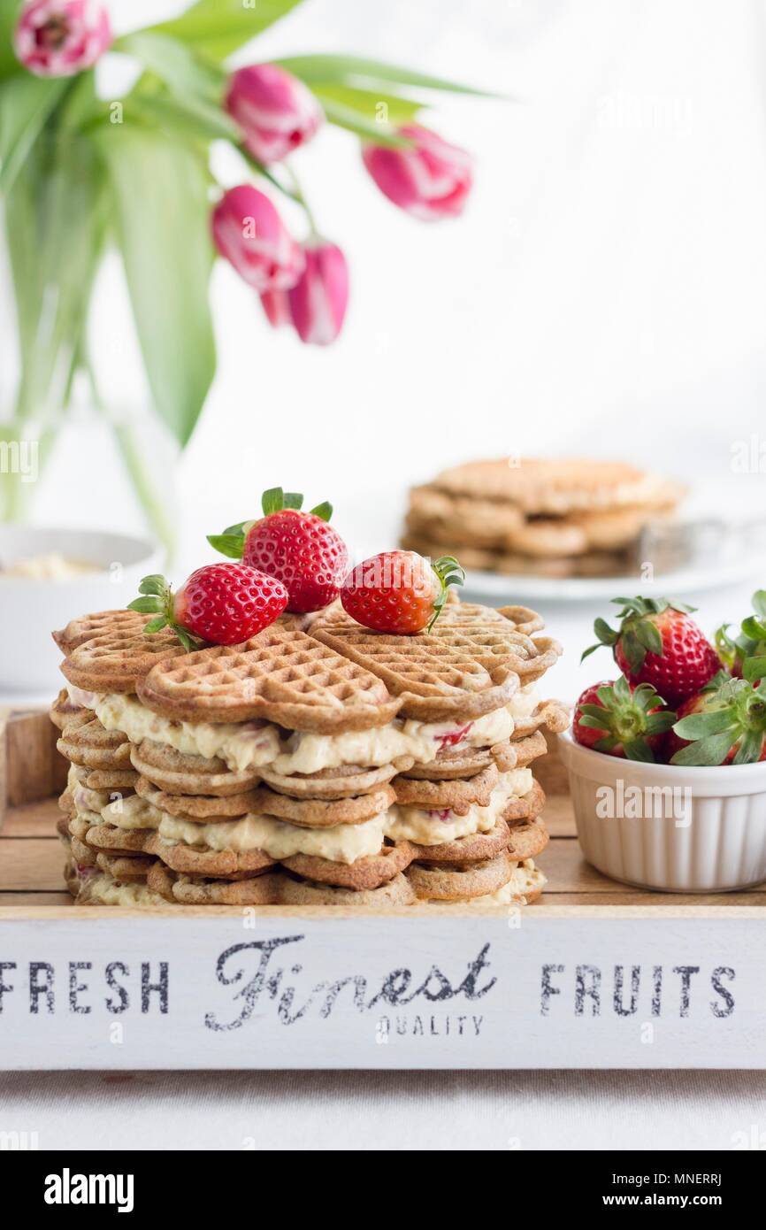 Une Gaufre Gateau Avec Des Fraises Et Creme D Advocaat Photo Stock Alamy