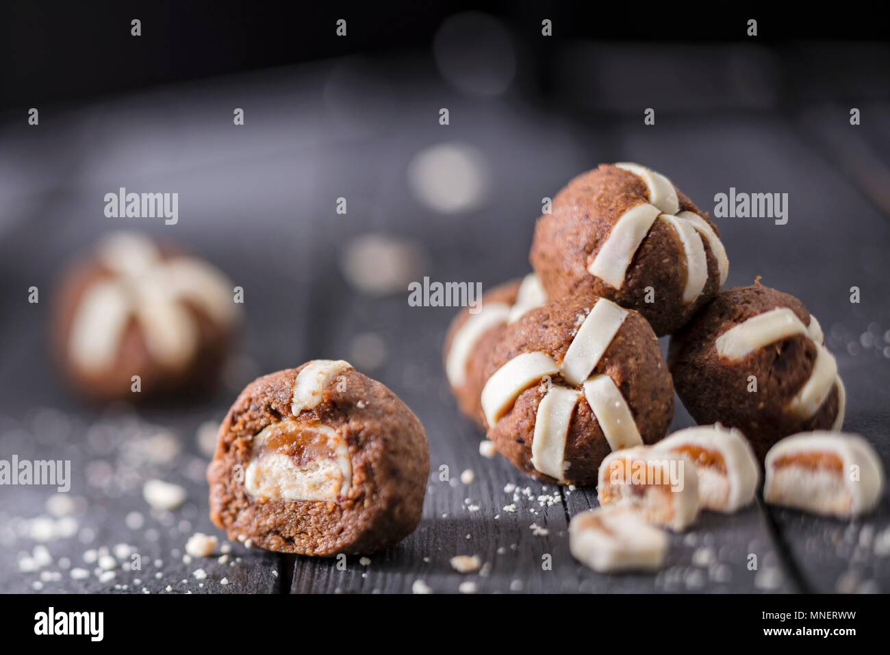 Avec des boules de pâte d'amande et de chocolat et caramel barres biscuit Banque D'Images