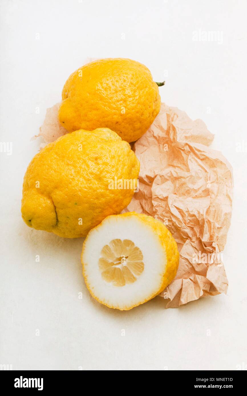 Le cedro citrons siciliens sur un morceau de papier Banque D'Images