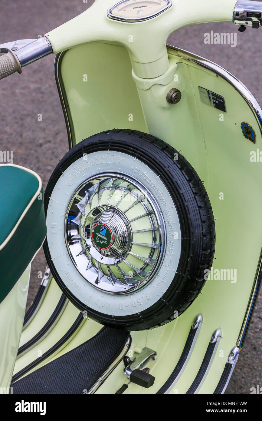 Pneu de rechange monté à l'intérieur de la jambe et les gardes d'un panneau de plancher scooter Vespa Banque D'Images