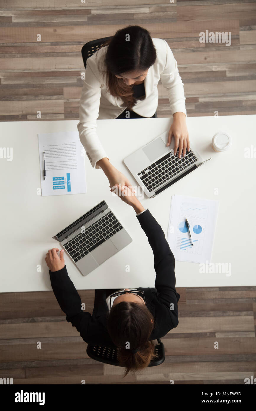 Vue du dessus de chaque message d'autres travailleurs avec handshake Banque D'Images
