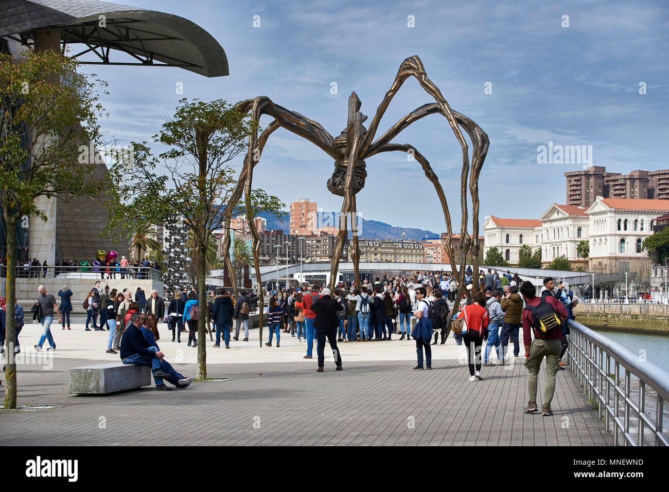 ''Maman'' sculpture de l'artiste franco-américaine Louise Bourgeois 1911-2010 à côté du musée Guggenheim conçu par l'architecte Frank Gehry, Bilbao, B Banque D'Images