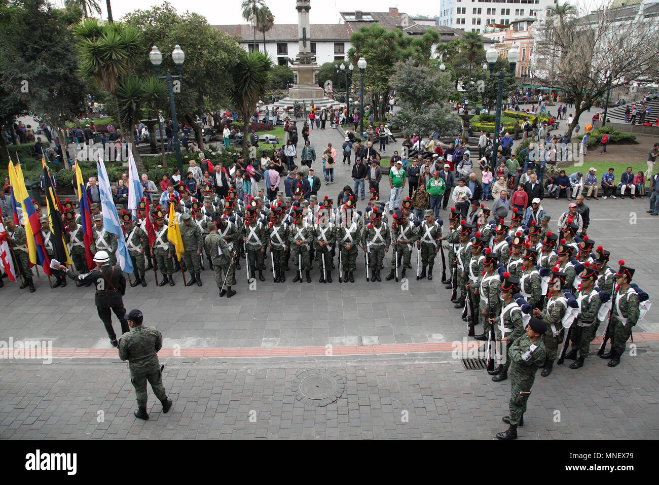 Répétition quotidienne pour la relève de la garde de Plaza Grande Quito.Carondelet, Palais Présidentiel Quito Equateur Banque D'Images