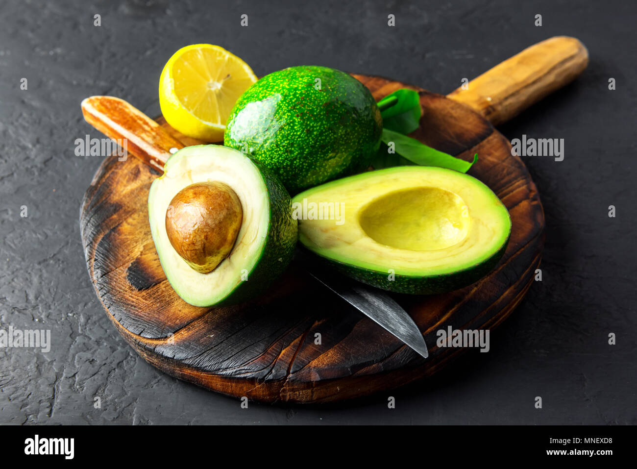 Avocat frais Fruits sur une planche en bois Banque D'Images