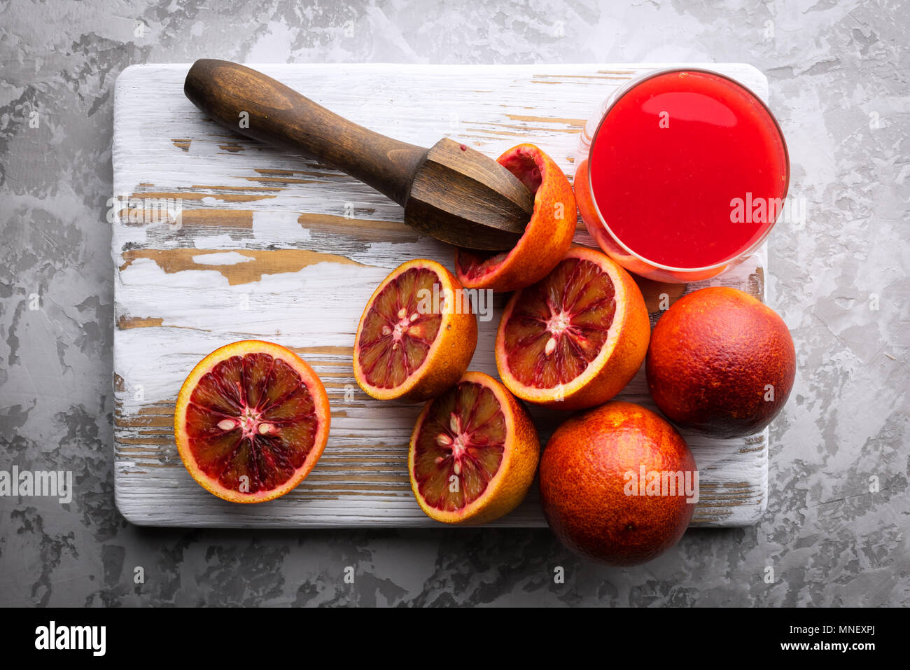 Pièces rouge orange sicilienne gros plan sur planche de bois Banque D'Images