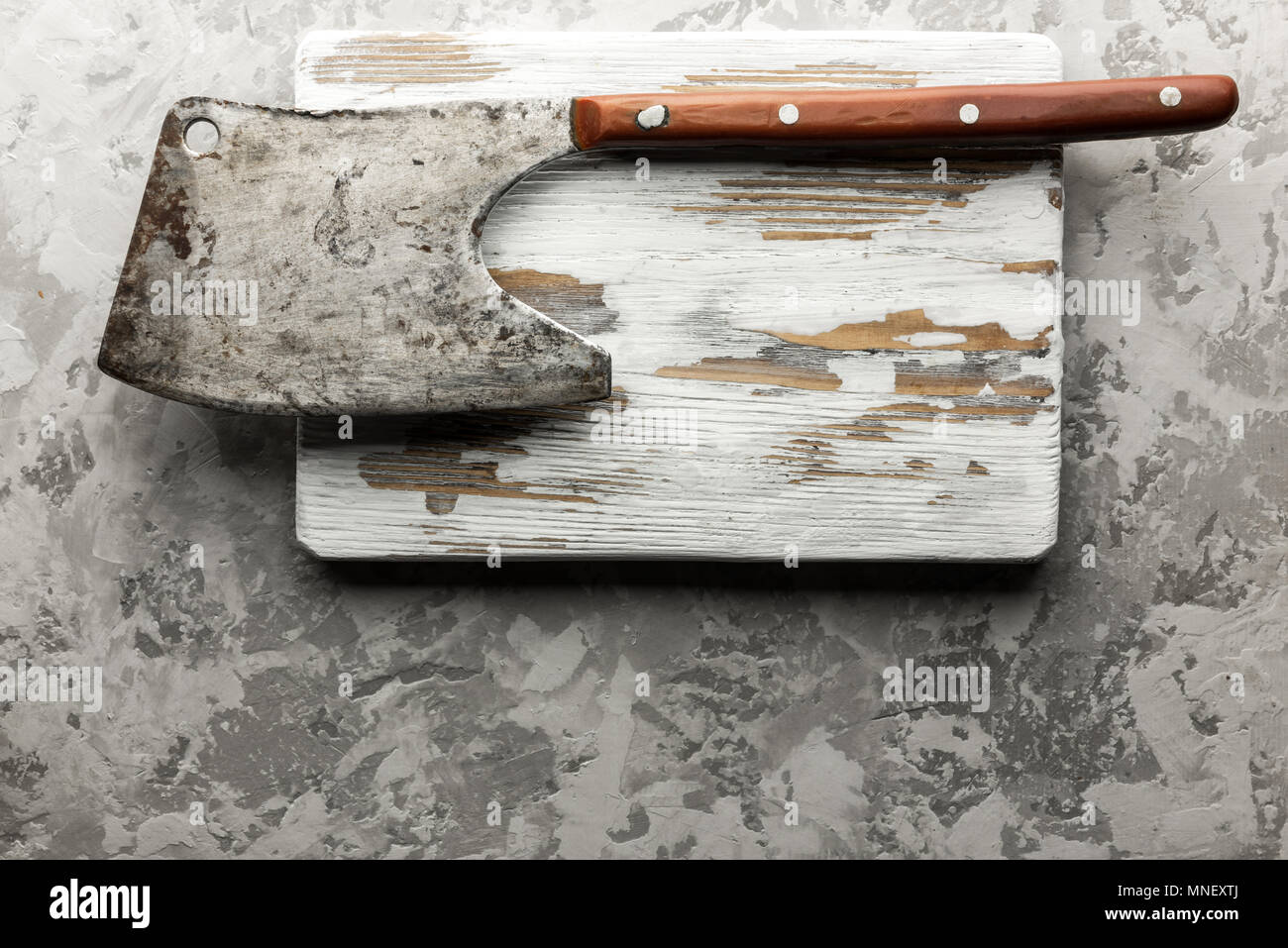 Rustique ancienne ax pour la viande sur une planche en bois Banque D'Images