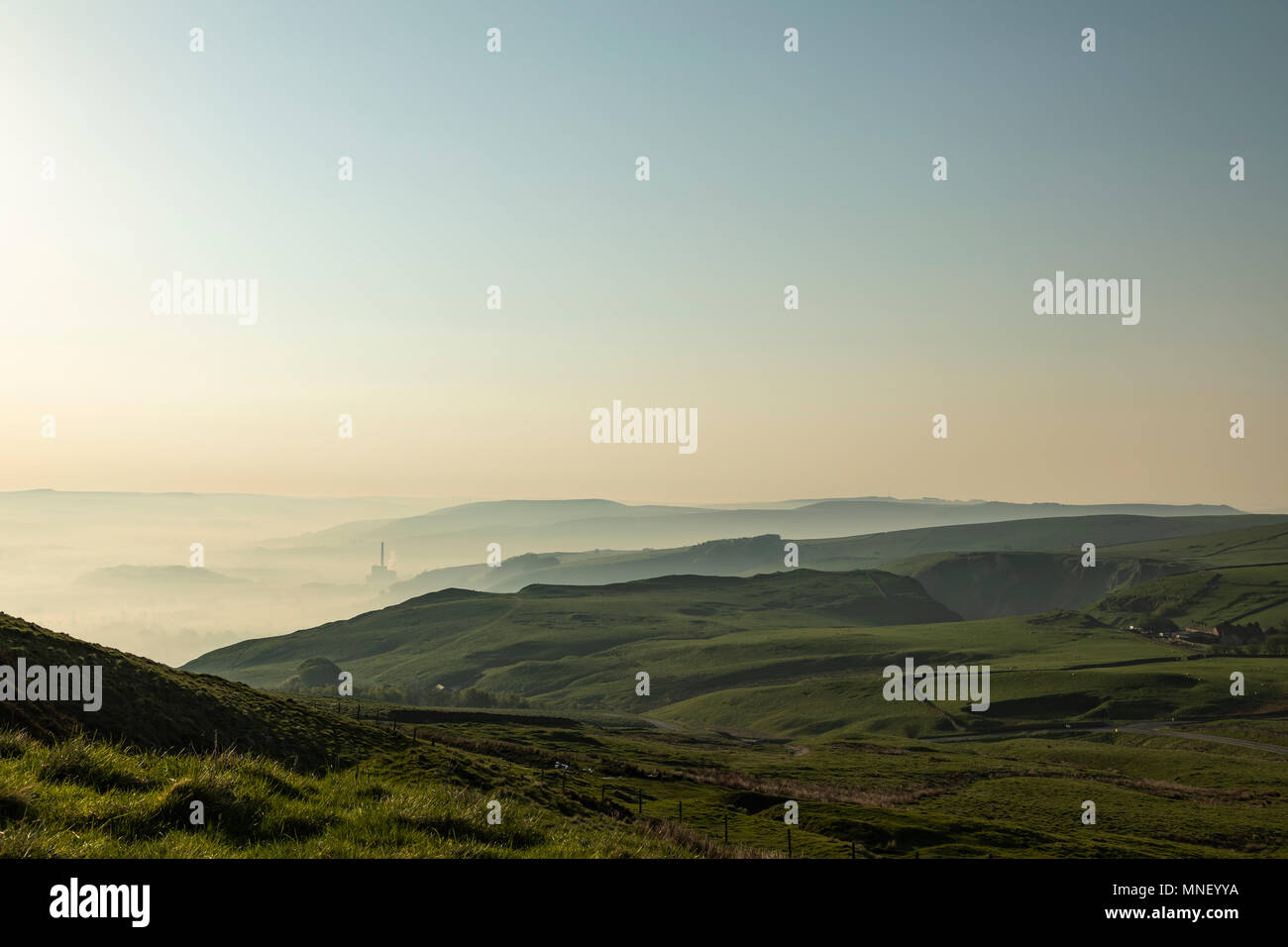Une image tourné sur un matin brumeux dans les Pics à l'ensemble de la vallée de l'espoir, Derbyshire, Angleterre, Royaume-Uni. Banque D'Images