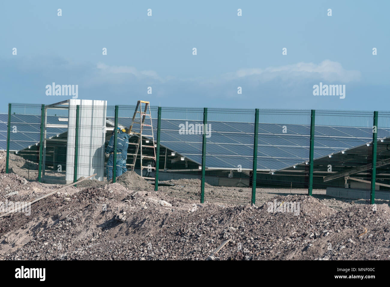 Ferme solaire en construction à Puerto Villamil, Isabela Island, îles Galapagos, en Équateur. Banque D'Images