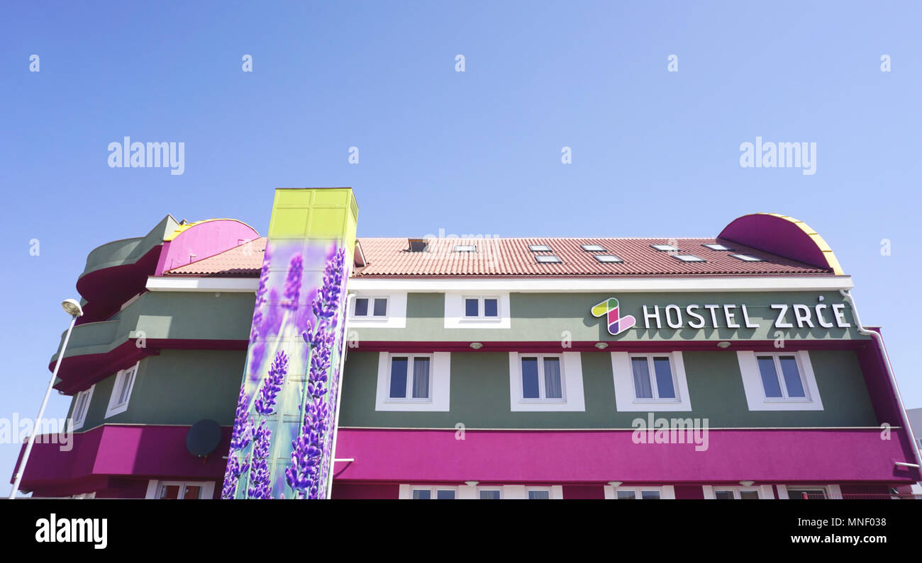 Novalja, Croatie, 25. avril 2018. Auberge de jeunesse colorée de Zrce terrain à bâtir, avec vue en détail, la lavande à Novalja, près de la plage Zrce sur l'île de Pag, Cr Banque D'Images