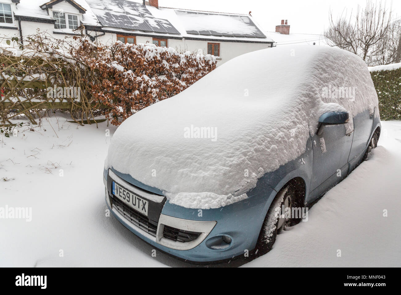 Location enterré dans la neige, Llanfoist, Pays de Galles, Royaume-Uni Banque D'Images