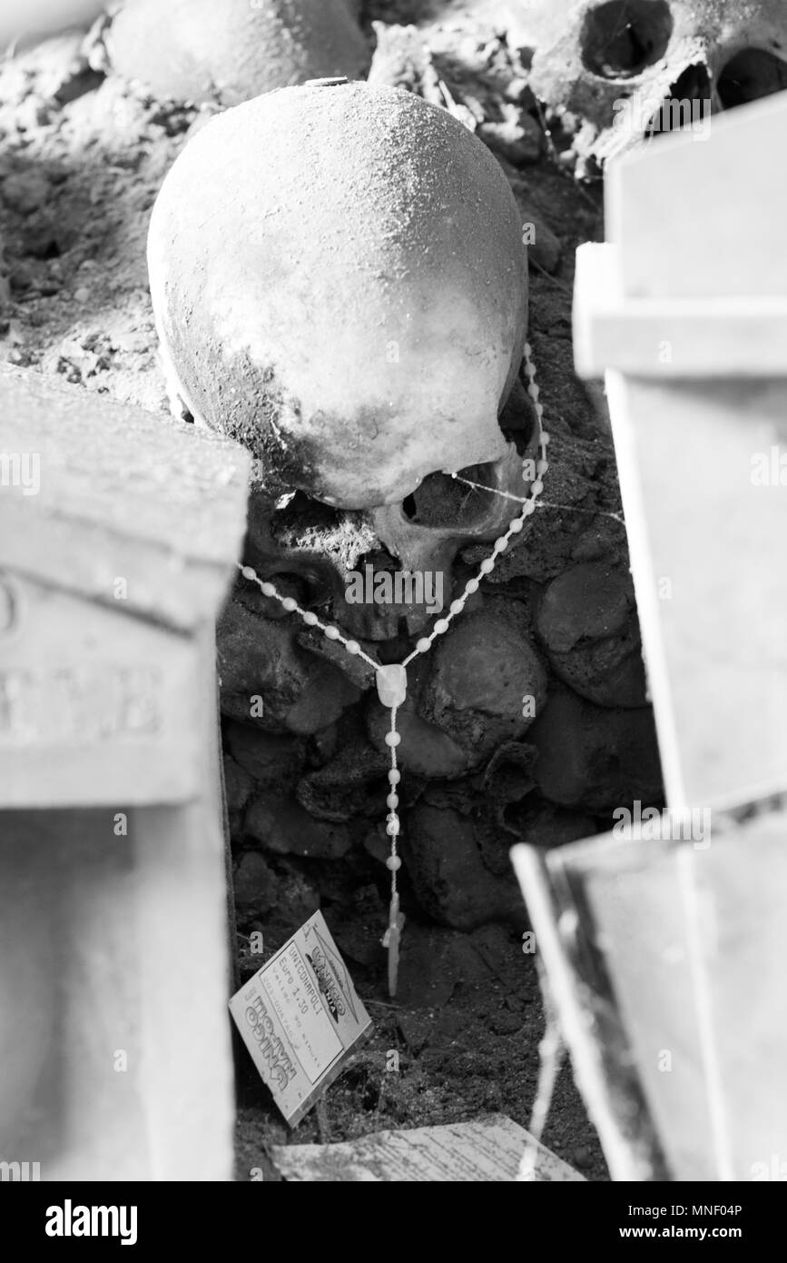 Crânes dans Fontanel cimetière, centre historique, Naples, Italie Banque D'Images