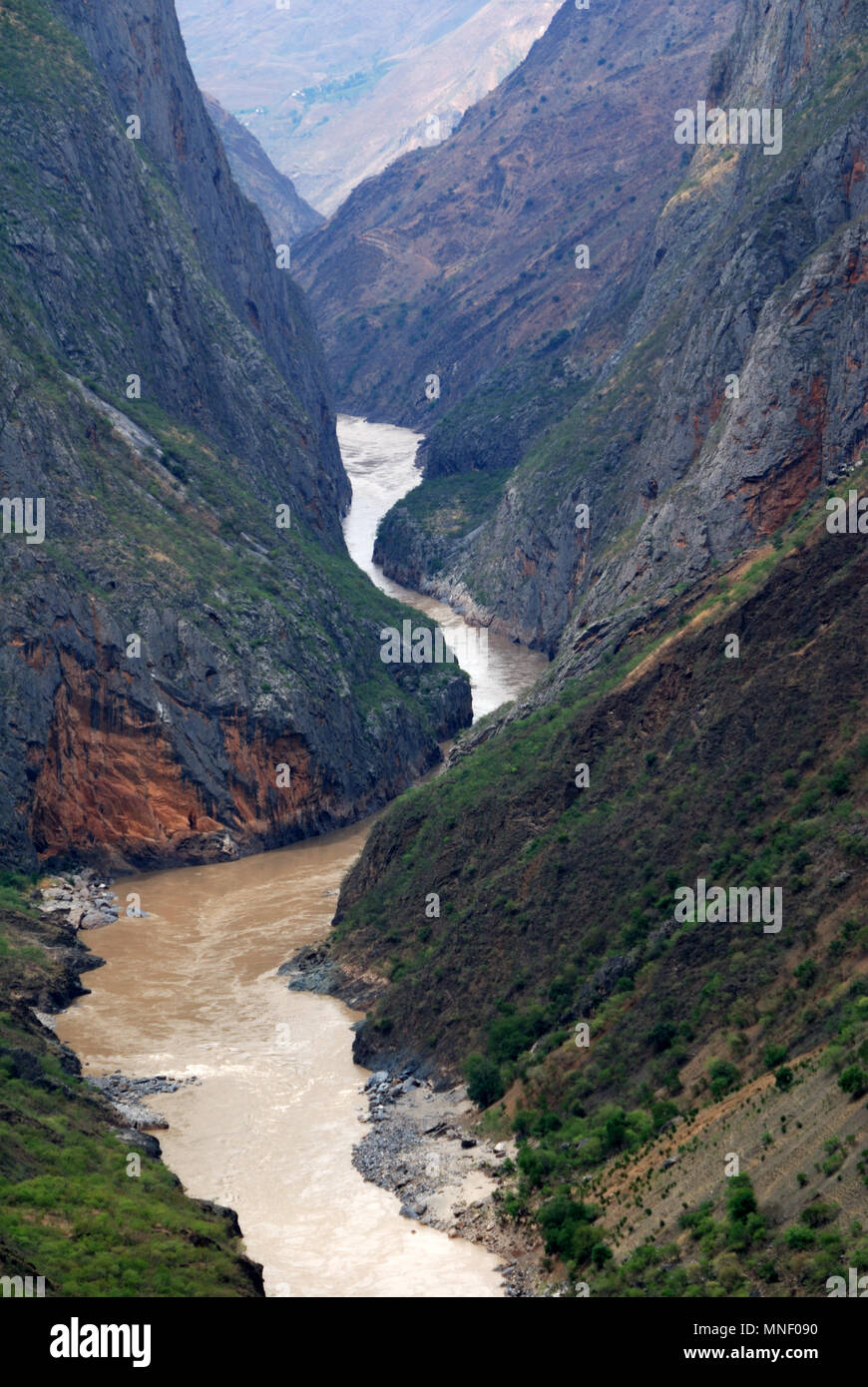 La Gorge du tigre bondissant (chinois : "'ÌøÏ¿ ; pinyin :¨³Ti¨¤H Xi o¨¢) est un canyon sur la rivière Yangtze - appelé localement le Golden Sands River (½ðÉ³½-¨ J ;©nsh Banque D'Images