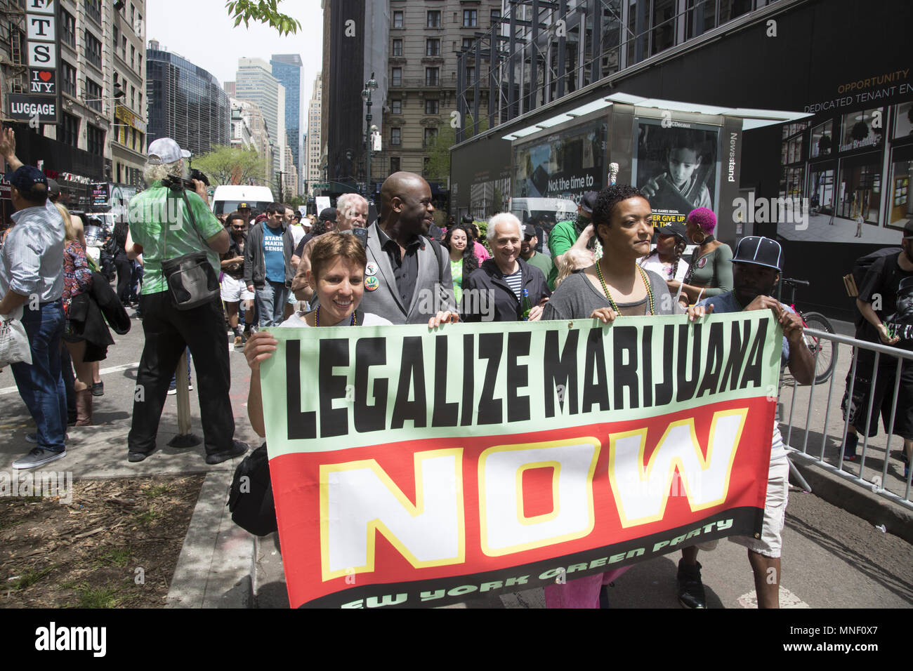 Toutes sortes de gens mars dans le défilé annuel de la marijuana le long de Broadway à New York City préconisant la légalisation du cannabis à des fins médicales ainsi que l'utilisation récréative. Banque D'Images