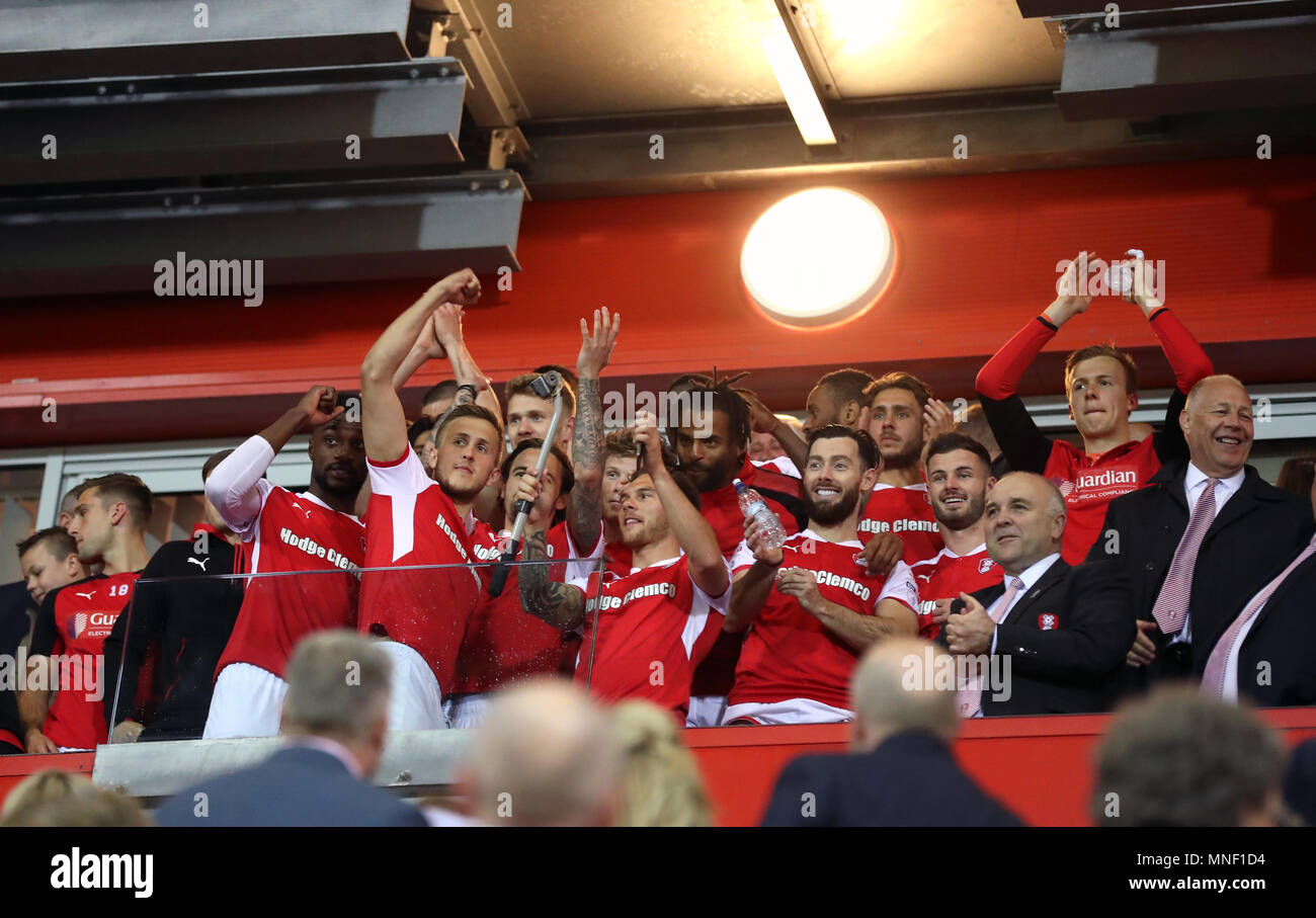 Rotherham United joueurs célèbrent après le coup de sifflet final lors de la Sky Bet la League One match éliminatoire à l'AESSEAL New York Stadium, Rotherham. Banque D'Images