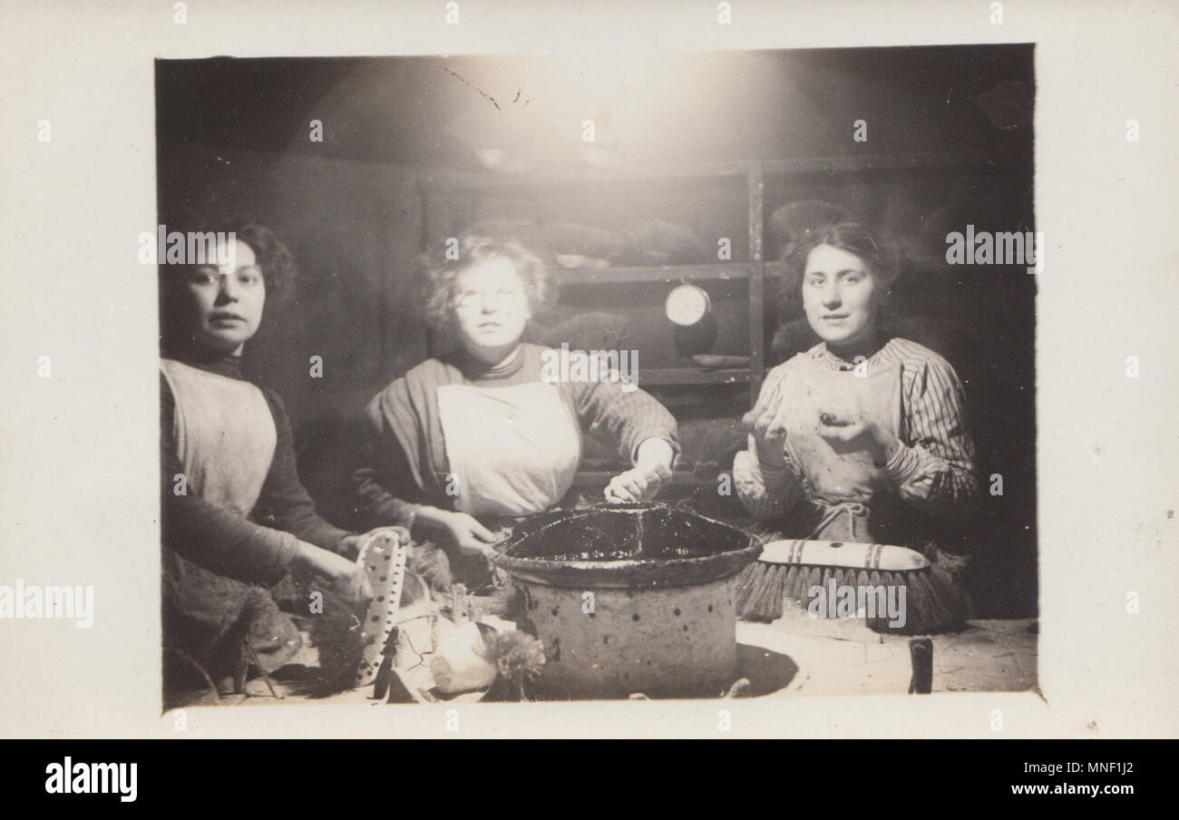 Vintage Photo de femmes travaillant dans une usine de fabrication des balais Banque D'Images