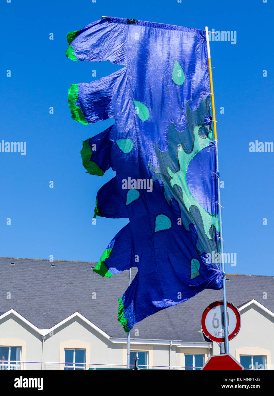 Drapeaux de couleur bleu vif voler contre un ciel bleu clair sur une journée ensoleillée. Banque D'Images