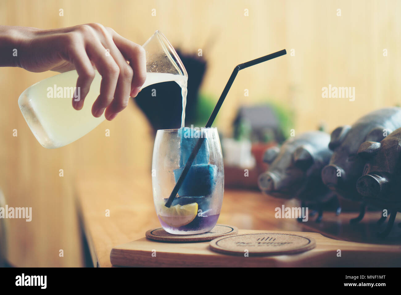 L'herbe bleue et l'eau de citron avec de la glace Banque D'Images